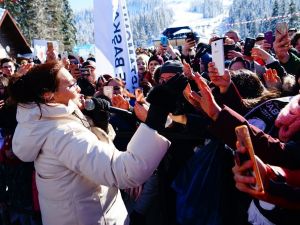 Demet Akalın, vatandaşla tokalaşırken eldiven taktı