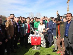 Ünlü oyuncu Pelin Karahan eşinin de oynadığı takımın şampiyonluk maçını izledi