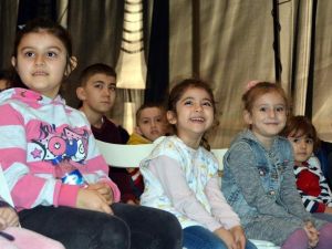 Aliağalı çocuklar pandomim ve marmelat kukla ile eğlendi