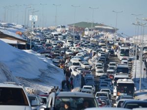 Erciyes Kayak Merkezi’ndeki trafik İstanbul trafiğini aratmadı