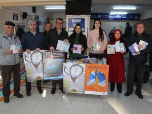 Kansere dikkat çekmek için broşür dağıttılar