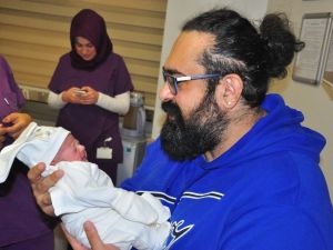 700 gramlık parmak bebek hayata tutundu