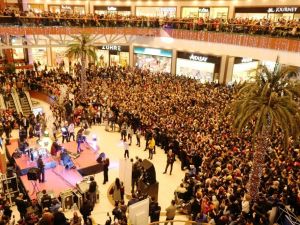 Şampiyonun ilk konserinde yer yerinden oynadı