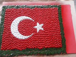 Zeytin çekirdeklerinden Türk bayrağı tasarladılar