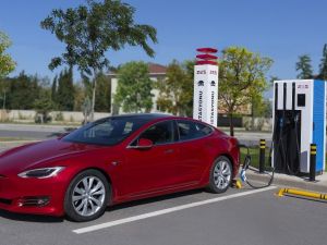 Körfez Geçişi üzerinde elektrikli araçlar için hızlı şarj konforu