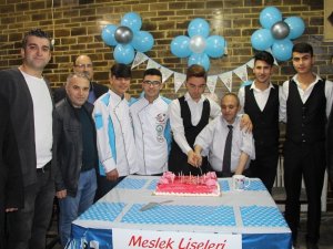 Meslek liselilerden engelli vatandaşa doğum günü sürprizi