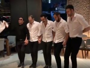 Nusret, New York’taki lokantasında halay çekti