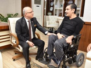 Alirıza’nın yeni akülü sandalye mutluluğu