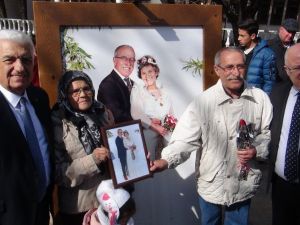 50 yıl sonra Sevgililer Gününde gelinlik giydiler