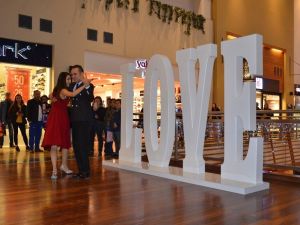 Forum Çamlık’ta ’Sevgililer Günü’ne özel tango gösterisi
