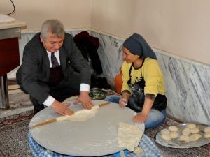 Anneleri hamur işi yapmayı öğretti