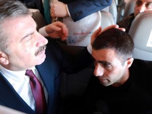 Sağlık Bakanı Fahrettin Koca’dan fenalaşan yolcuya müdahale