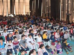 Aliağalı çocuklar tiyatro ile eğlendi