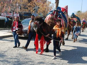 Festival öncesi davul zurna ile meydana indiler