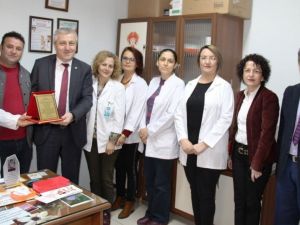 Kendileriyle yakından ilgilenen sağlık personeline teşekkür etti