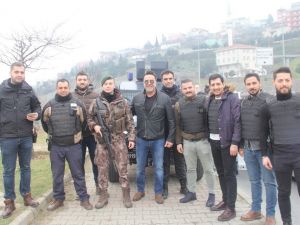 ( Özel) Asayiş uygulamasına takılan Beyazıt Öztürk polislerle fotoğraf çektirdi