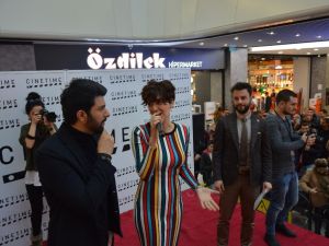 Bergüzar Korel ve Engin Akyürek Bursa’da hayranlarıyla buluştu