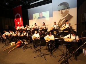 Bağlama çalan kursiyerler ustalara taş çıkarttı