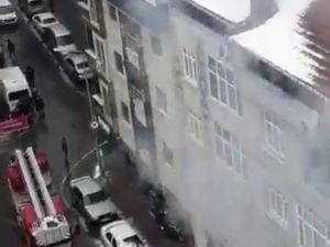 Gaziosmanpaşa’da çöplüğü andıran çatı alev alev yandı