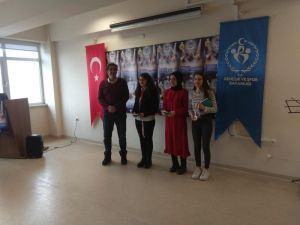 Gazi Emet Anadolu Lisesi öğrencisi, şiir okuma yarışmasında il birincisi oldu