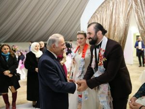 “Mikrofon Delisi” dünya evine girdi