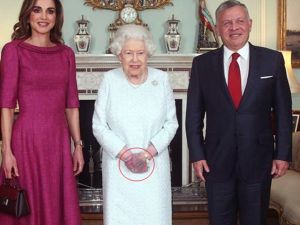 Kraliçe Elizabeht’in elindeki morluk takipçilerini endişelendirdi