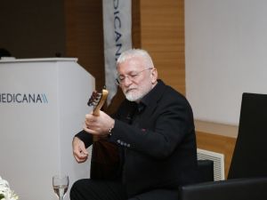 Özgün müziğin sevilen ismi Onur Akın, sevenleriyle buluştu