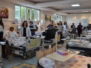 Lise öğrencileri diyaliz hastalarına moral verdi