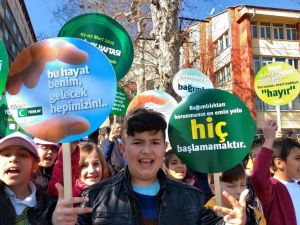 Minikler sloganlarıyla farkındalık oluşturdu