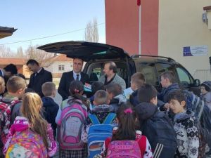 Altıntaş’ta ilk ve ortaokula 300 kitap bağışı