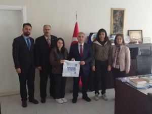 Öğrenciler, kendi elleriyle yaptıkları bez çantaları dağıttı