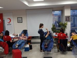 Üniversiteli kızlardan kan bağışı rekoru