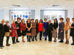 13 kadından çinilerin dünyasına yolculuk