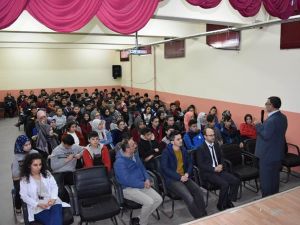 Aslanpa’da ’’Bilinçli Müslüman nasıl olunmalı’’ konulu konferans