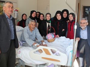 Öğrencilerden hastalara manevi destek