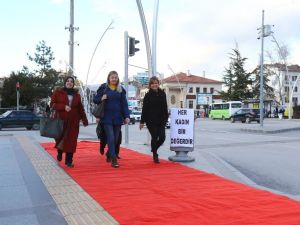 Kadınların yollarına kırmızı halı serdiler