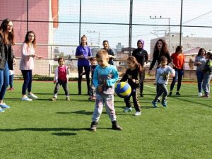 Manisa Kız Yurdu öğrencileri, minik yüreklere dokunuyor