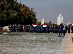 Bakan Akar’ın eşi ve komutan eşlerinden Anıtkabir’e ziyaret