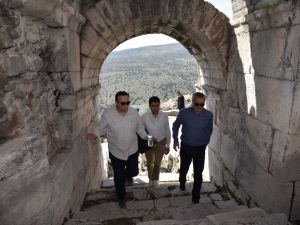 Vali Deniz, Aigai antik kentinde incelemelerde bulundu