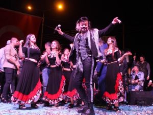 Menemenliler Roman konserinde buluştu