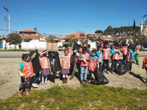 Manisa’da öğrenciler çöp topladı