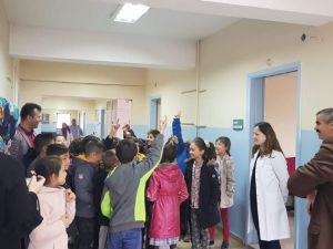 Öğrenciler, sağlık çalışanlarının bayramını kutladı