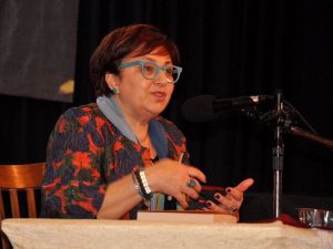 Buket Uzuner, Nazilli’de sevenleriyle buluştu