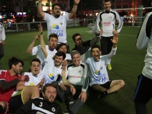 Fuat Akdoğan, gençlerle halı saha maçı yaptı