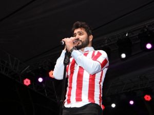 Yusuf Güney Kahramanmaraş’ta hayranlarıyla buluştu