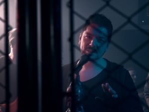 Rockçı Erdem Genç ikinci klibinde kafes dövüşü hakemi oldu