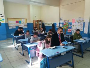 Bu okulda hergün kitap okuma saati uygulanıyor