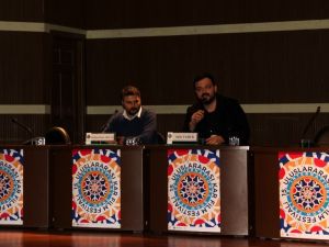 "Deliler" film ekibi öğrencilerle bir araya geldi