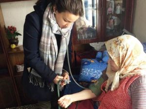 Hisarcık’ta evde bakım hizmeti verilen yaşlı hastalar unutulmadı
