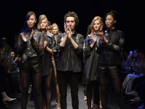 Tasarımcı Murat Aytulum’un 30 parçalık defilesi alkış aldı